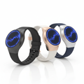 AuraSync SmartArmband am Handgelenk